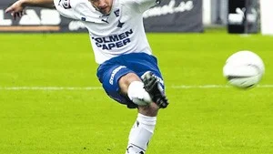 Folkbladets Andreas Sonar lämnar här över en årsprenumeration på tidningen och en bukett blommor till årets IFK:are - Mikael "Blomma" Blomberg.
FOTO: JANNE FORSBY