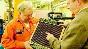 Ny legering för att framställa kylarband som konkurrerar på världsmarknaden. Arne Pettersson på Outokumpu och utvecklingschef Markku Ainali träffades i Finspång för ett år sedan då bilden togs.
FOTO: TITTI OLOVSSON