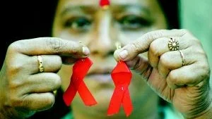 En prostituerad kvinna i Calcutta med den röda rosetten som ska fästa uppmärksamheten på aids-katastrofen. Indien har fyra miljoner smittade, bara Sydafrika är värre drabbat.
FOTO: SCANPIX
