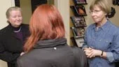 Många besök till ungdomsmottagningen handlar om samtal och vikten av att ha skyddat sex. Solveig Pertmann och Cecilia Rosenlund med en besökare.
FOTO: ROBERT SVENSSON