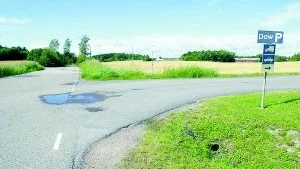Dow Chemical åt höger, och framåt i bilden Ramshällsvägen. Den som nu ska förlängas 400 meter fram mot träddungarna, där Okmetics fabrik samt vändplats för vägen ska anläggas.
FOTO: ROBERT SVENSSON