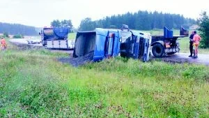 Lastbilens främre del välte medan släpet delvis stod kvar på vägen. Olyckan inträffade på väg 210 mellan Västra Husby och Linköping.
FOTO: ULF WIGH/WIGHSNEWS