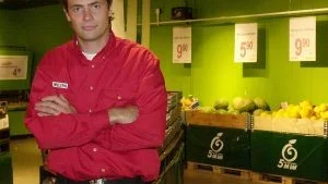 "Vi har stängt av vår fuktanläggning över frukt- och grönsaksavdelningen, i avvaktan på utredningarna om den är farlig eller inte", säger Andreas Ericson, butikschef för Willys Ingelsta, som här ses framför den svarta lådan i bakgrunden som sprider ut ångan.
FOTO: OLA AXMAN