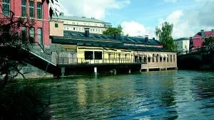 Mellan Campus huvudbyggnad och Bergsbron ligger det gamla färgeriet, som dock mest är känt som Tellus-huset. Det ska införlivas med den nya Campusbyggnad, som kommer att höja sig därbakom.
FOTO: OLA AXMAN