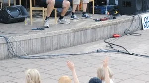 Fart och lekfullt  var det när Mora Träsk, Leif Walter och Daniel Lindblom, i går inledde Bergslagsnatta på scenen vid Förvaltningstorget.
FOTO: GUNNAR JOHANSSON