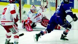 Mikko Peltola prickskjuter ett av sina två mål mot Timrå. 4-0 i Stångebro förde LHC ännu en liten bit närmare elitseriens slutspel. 
FOTO: PRESSENS BILD