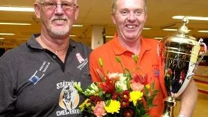 Hans Forsén, Växjö, är en kille som trivs i Vilbergens bowlinghall. Hans, här t h, vann hela seniortouren i fjol och knep i går den tredje deltävlingen på årets tour. Jan Melin, Alltransport, t v, var bäste hemmaspelare med en fjärdeplats.
FOTO: ROBERT SVENSSON