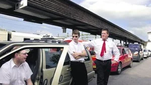 Positiva till högre krav. Allan Larsson, Johan Öhlund och Leif Hultkvist på Fria Taxi i Norrköping tycker att det är bra att det ställs högre krav för att få bli taxichaufför.
FOTO: SUSANNE LUNDBÄCK