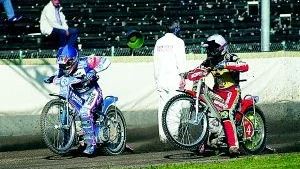 Under golvsnittet. Genom att Jason Crump inte var med i bortamatchenmot Masarna kom  Vargarna under golvsnittet igen. Därmed körde Masarna matchen under protest.
FOTO: ANDREAS SKOGH