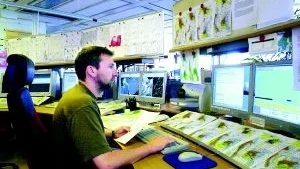 Här gör meteorologen Andre Franke och hans kollegor väderprognoser. De sammanställer dataprognoser, information från markstationer, ballonger, fartyg, bojar, flygplan, väderradar, satelliter och blixtlokaliseringssystem. Med avancerade beräkningsmodeller görs analyser och prognoser i SMHI:s egen superdator. Sedan är det meteorologen som i slutändan gör den slutliga prognosen.
FOTO: SUSANNE LUNDBÄCK