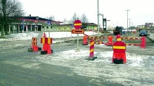 Ingen slipper här fram, åt något håll. Hänvisningsskylten pekar mot Hjalmar Brantings väg, dvs Skarphagsgatan som numera har p-förbud för att klara den nya genomfartstrafiken.
FOTO: JANNE FORSBY