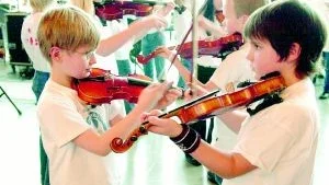 Ej blott Symfoniorkestern, utan även Kulturskolans unga musiker, spelade upp i Louis De Geers foajé.