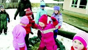 Mary Bengtsson stortrivs med barnen på Körsbäret och känner sig verkligen uppskattad - där. Hon önskar att hon kunde möta samma uppskattning från arbetsgivaren kommunen. Barnen tycks också trivas på Körsbäret.