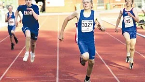 Fabian Rosenqvist, NFIK, vann A-finalen på 200 m före klubbkamraten Jonatan Haag (till höger) med Tjalves Alexander Spångberg (tiull vänster) på tredje plats.