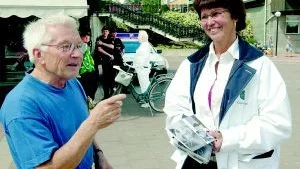Yvonne Andersson (kd) diskuterade med Paavo Löhönen när hon besökte Finspång på onsdagen.
FOTO: TITTI OLOVSSON