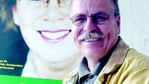 Denny Lawrot (c) glädjer sig åt centerpartiets framgång i EU-valet. I Finspång fick partiet 9,8 procent av rösterna, en ökning med 4 procentenheter jämfört med valet 1999. Lena Ek, på affischen bakom honom, får nu (Om inte personrösterna skulle förändra något) ta plats i Europaparlamentet.
FOTO: TITTI OLOVSSON