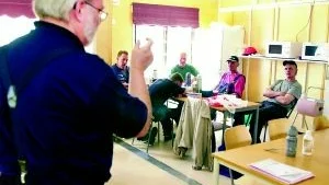 Göran Färm, EU-parlamentariker från Norrköping, försökte förmå byggjobbarna på Ektorpsskolan att EU-rösta den 13 juni. Han mötte en viss skepsis, åtminstone hos de flesta.
FOTO: ROBERT SVENSSON