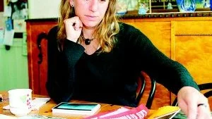 Känner sig säkrare. Åsa Andersson från Lotorp befinner sig just nu i kaosets Bolivia, men hon känner sig lite säkrare sedan den tidigare presidenten avgick i fredags. FOTO: TITTI OLOVSSON
