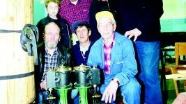 Här ses några av de största entusiasterna från Norrköpings Ångbåtsförening, som just nu renovererar ångbåten "Pillan". Stående från vänster ses Jonathan Ståhling, Ragnar Gustafsson, Christian Östergård och Janne Bäckstedt. Sittande från vänster Torsten Ståhling, Benny Davidsson och Rune Liebgott.
FOTO: HANS JOHNSSON