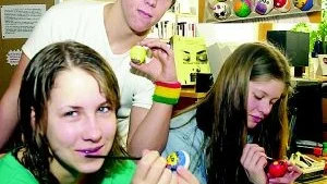 Matilda Karlsson, Rikhard Grönborg och Sophie Ljungström var några eleverna på Bergska skolan som målade ägg i går. 
FOTO: TITTI OLOVSSON