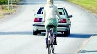 Nu ser det ut som det kan bli gång- och cykelväg  längs Torstorpsvägen, då statsbidrag beviljats. 
FOTO:  TITTI OLOVSSON