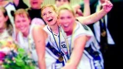 Guldfirande 2000. Det var ju då som Norrköping Flamingos vann stadens hittills enda SM-guld på damsidan. Här ses Lisa Ericsson (nummer 12) i lyckorus efter medaljutdelningen.
FOTO: JANNE FORSBY
