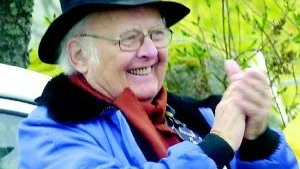 Sven Wernström applåderade Reijmyre musikkår innan han gick in i Folkets Hus för att hålla sitt 1:a maj-tal.