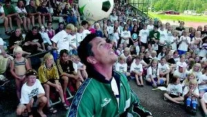 Bolljonglören Björn Kjellbris medverkade under avslutningen på förra årets fotbollsskola. Nu ansöker Finspångs fotbollsallians om bidrag till årets fotbollsskola.
FOTO: MARTIN ROTH