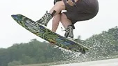 I wakeboard är det bara fantasin som sätter gränserna när det gäller hopp och trick. Snowboardåkaren Richard Richardsson bjöd på några tricks.
FOTO: ANDREAS SKOGH