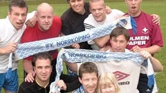 När IFK Norrköping spelar brukar det här gänget befinna sig i på Idrottsparken med ett stort IFKhjärta. Annat blir det ikväll. Då möter de IFK i åttondelsfinal i Östgötacupen. Här ses några IFKsupporters, stående från vänster: Jonas Pettersson, Patrik Andersson, Mårten Jakobsson, Andreas Vångerstrand och Simon Jakobsson. Mellanraden från vänster: Jörgen Lindström och Tommy Larsson. Längst fram ses Anders Lindvall och hans dotter, Lovisa, 3 år.
FOTO: NICLAS SANDBERG