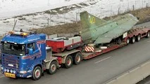 Draken (på bilden) och Lansen, två svenska flygplansklassiker passerade Norrköping igår på väg från Skavsta till Linköping där Saab och kommunen funderar på att ordna en ny uppställningsplats med de tre plan som redan står längs E4 och fyra nya plan.
FOTO: JANNE FORSBY