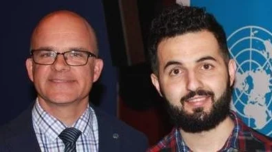 Att ha förebilder i antidiskrimineringsarbetet är viktigt och Soran Ismail (till höger) är en sådan förebild, skriver Aleksander Gabelic (till vänster), ordförande i Svenska FN-förbundet.