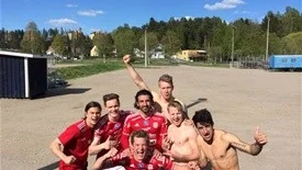 Rasmus Holmbom, Fredrik Lundgren, Barzan Jamshidi, William Olausson, Henrik Millbert, Arish Nouri och längst ner Tobias Modig firar segern mot Hudiksvall.