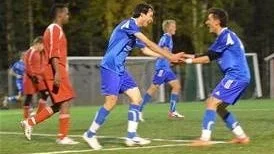 Reza Mohammadi, till vänster och Jafary Abdulla blev tvåmålsskyttar och verkade trivas stort när Arvidsjaurs utvecklingslag på tisdagskvällen besegrade Arjeplog med 6–1 i inlandsderbyt i division 6.