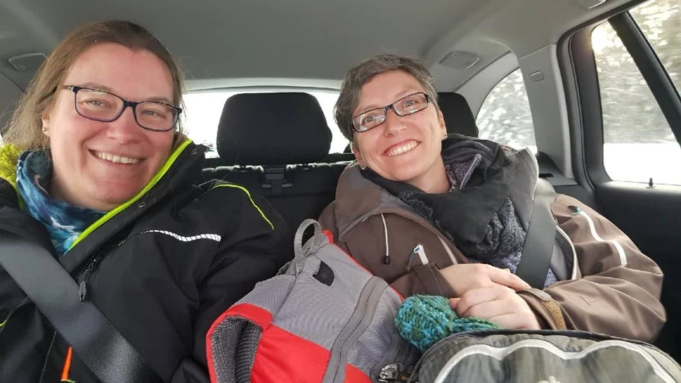 Medpassagerare. Med på resan i bil är nu också Caroline Klaus och Karin Fischer, från södra Tyskland. De blev också strandsatta i Sundsvall på väg upp mot Jokkmokks marknad.