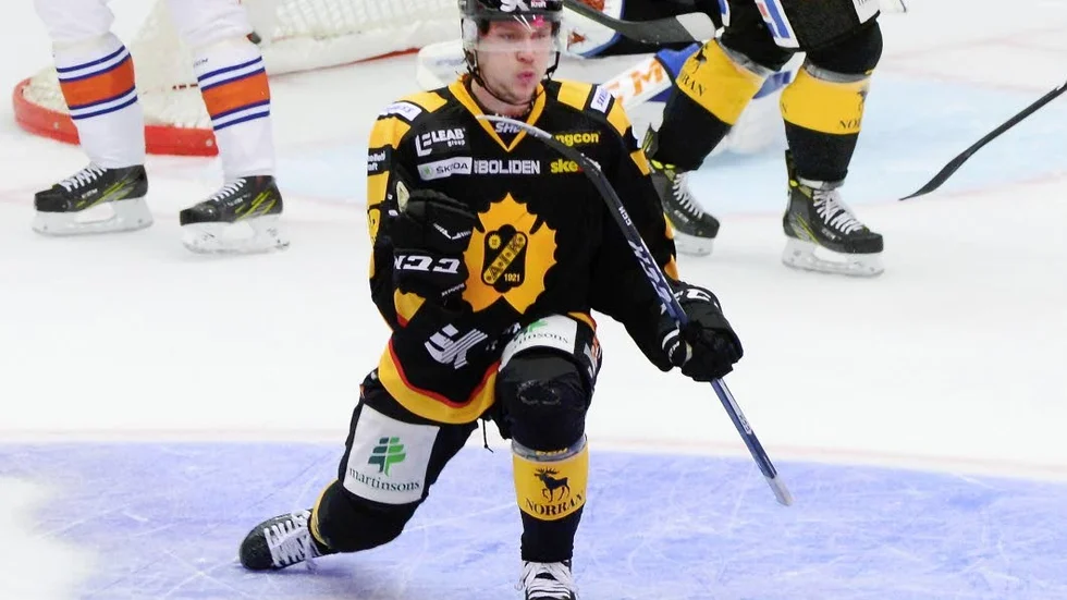 LÄMNAR. Skellefteås Jesper Olofsson är klar för SHL-konkurrenten Färjestad enligt tidningen Aftonbladet (arkivbild).