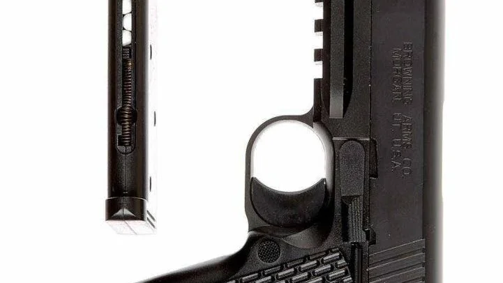 Vapnet. Det var en soft air gun som mannen använde, en exakt kopia av en riktig pistol.