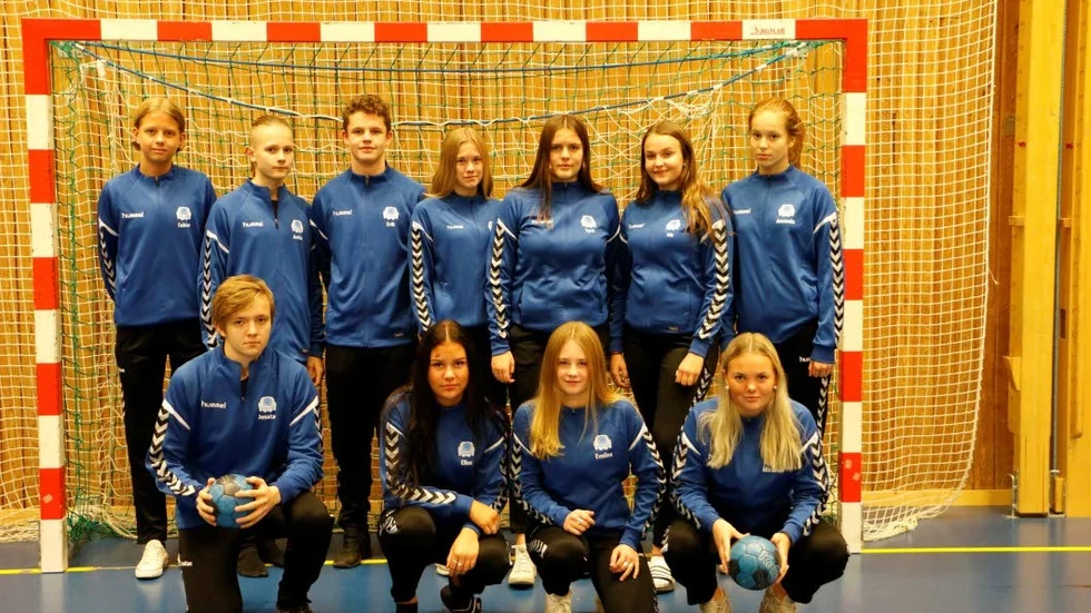 GÄNGET. Dessa lirare reser mot Nyköping. Översta raden från vänster: Fabian Helmersson, Öjebyn, Anton Bergström, Öjebyn, Erik Bergström, Öjebyn, Emma Viklund, Lillpite, Tyra Sundlöf, Strömnäs, Ida Bergström, Strömnäs, Amanda Sandström, Strömnäs. Främe raden från vänster: Jonatan Sandström, Öjebyn, Ellen Erstam, Strömnäs, Evelina Aldrin, Lillpite, Miranda Johansson, Strömnäs
