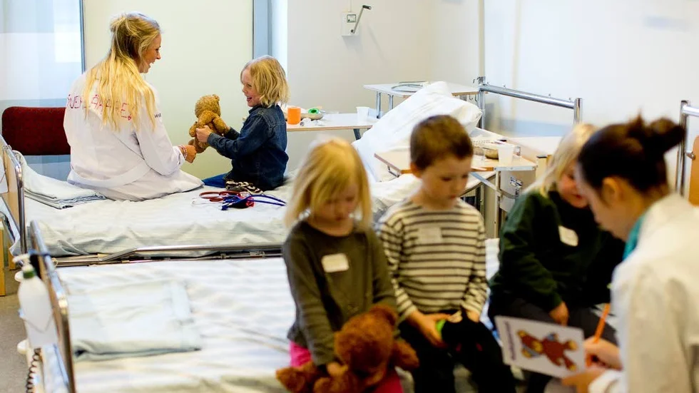 Läkarstudenter på Sahlgrenska tar emot barn och deras gosedjur för vård. Arkivbild.