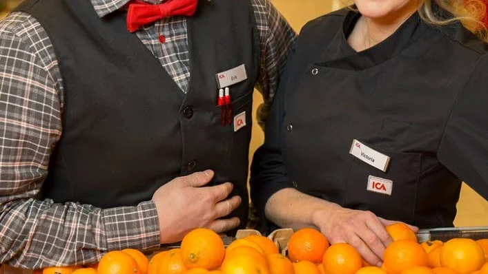 Skänkt. Erik Jakobsson och Victoria Ek har skänkt matkassar i så väl Piteå som Gällivare.