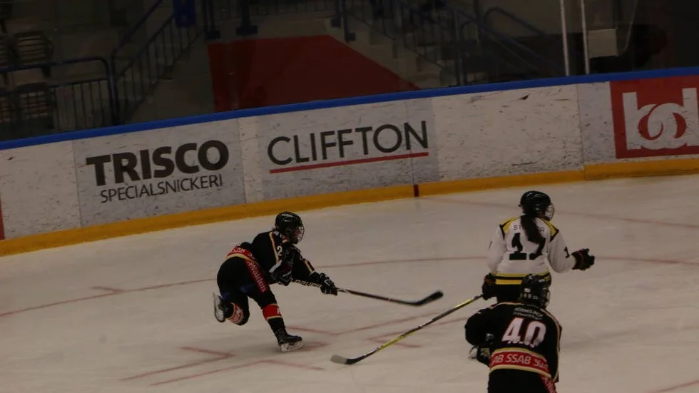 SKOTT. Rebecca Stenberg kommerf till skott. Hennes passning till 5-1 målet var matchens grej.
