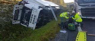 Lastbil i diket - en till sjukhus