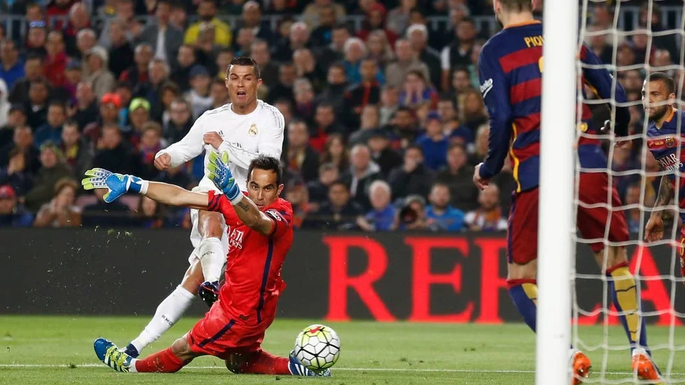 RONALDO. Christiano Ronaldo levererar ett av sina många El Clasico-mål. Barcamålvakten Claudio Bravo kunde inte hindra honom den här gången.