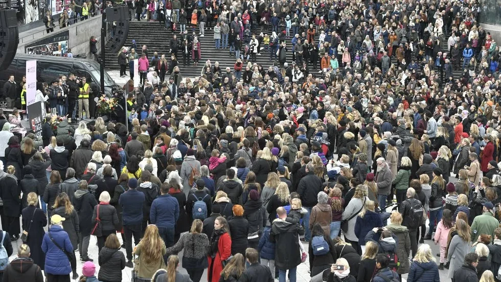 Manifestation. #metoo-kampanjen har skapat debatt, fört fram berättelser och samlat till demonstrationer runt om i världen. Här en bild från Sergels torg den 22 oktober.