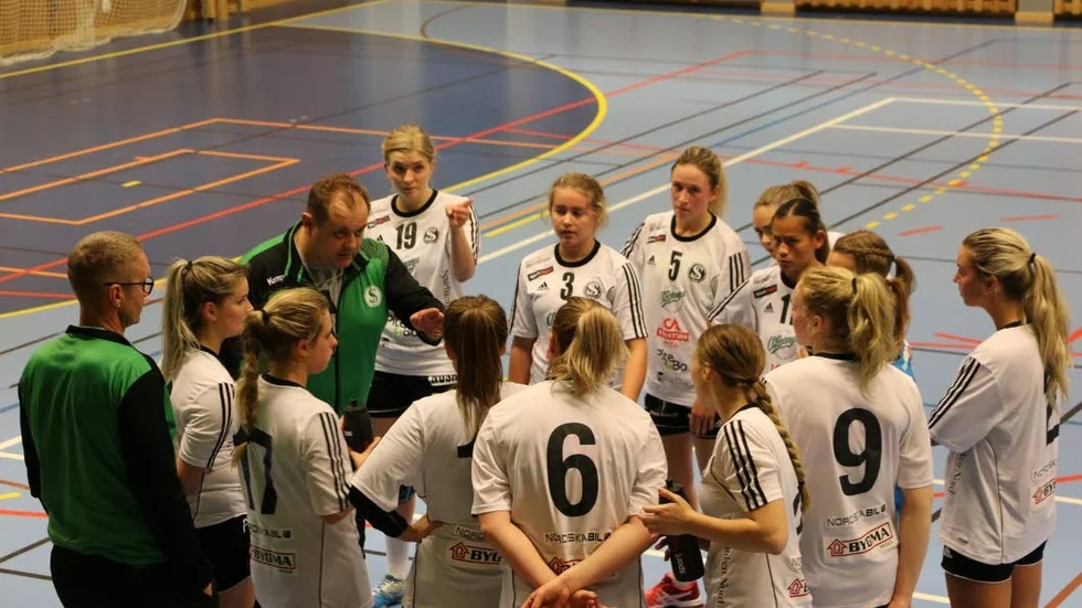 TIME OUT. Strömnästränaren Riyad Hodzic begärde time-out vid ställningen 10–12 i den första halvleken. Strömnäs vann med tio måls marginal, 32–22 till slut.
