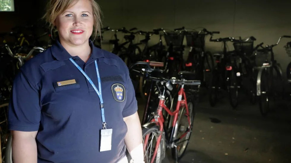 Cykelstölder. Charlotta Rhenmark visar upp polisens cykelförråd.