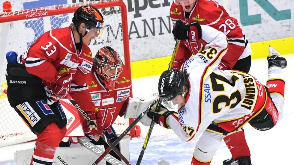 STOPP. Hit men inte längre blev det för Isac Lundeström och Luleå Hockey mot Örebro.