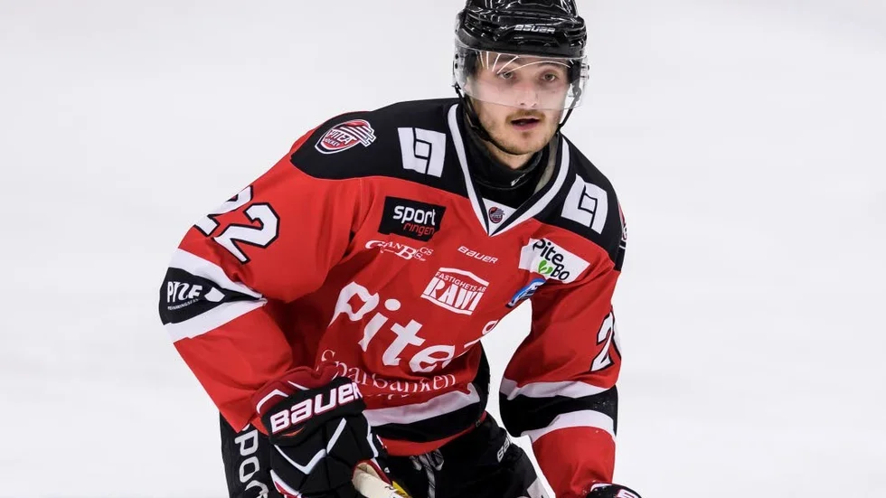 MÅLSKYTT. Nils Niklasson gav Piteå Hockey ledningen i första perioden. (Arkivbild)