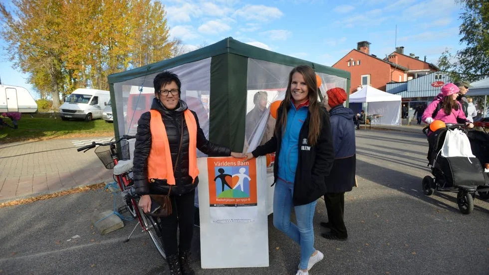 Volontärer. Marknadsgeneralen Eva Karlberg och dottern Olivia Karlberg är två av många som hjälpts åt att göra höstmarknaden verklig.