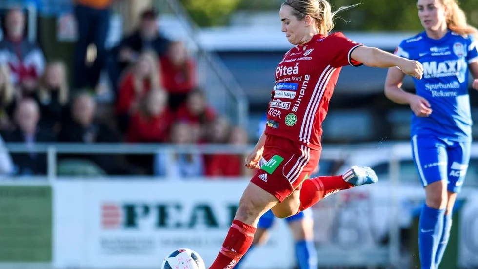 MÅL. Irma Helin laddar och prickar in 2-0 till Piteå vid högra stolpen.